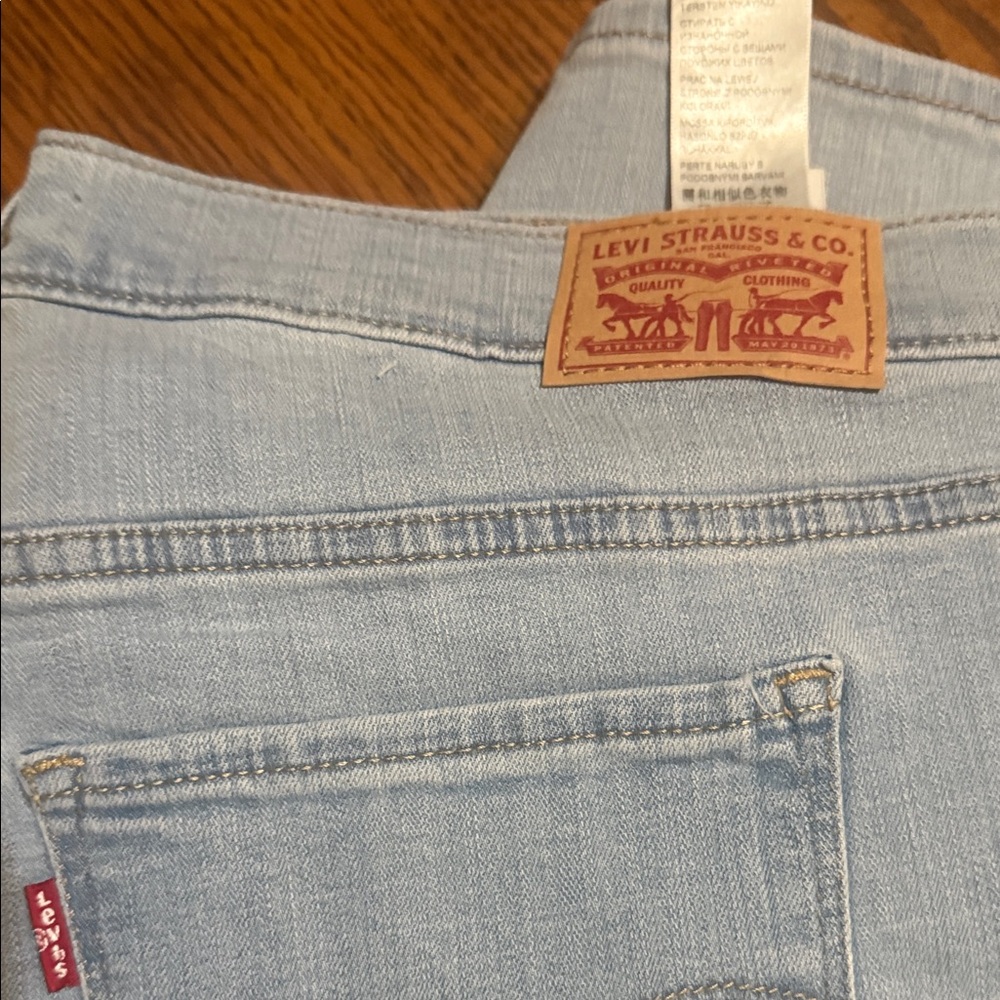 Levi's Women's Light Wash Jeans